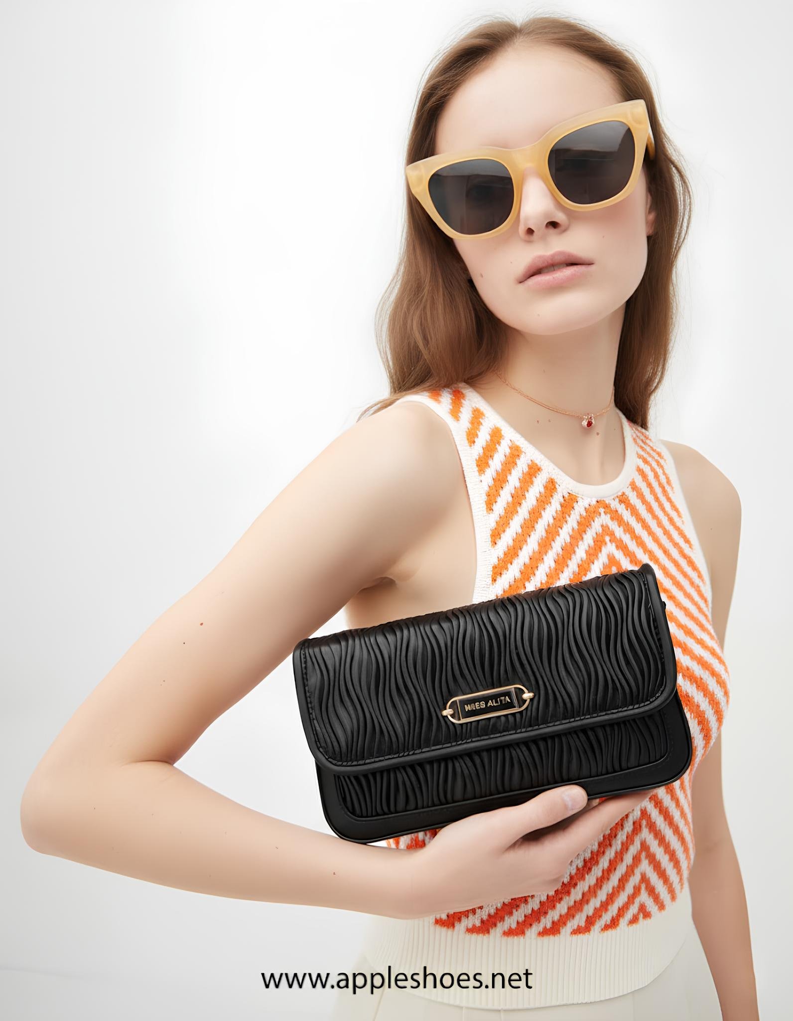 Discover our latest winter collection featuring stylish women’s bags and shoes designed for warmth, elegance, and everyday comfort. Trendy textures, premium materials, and timeless designs… perfect for the season.